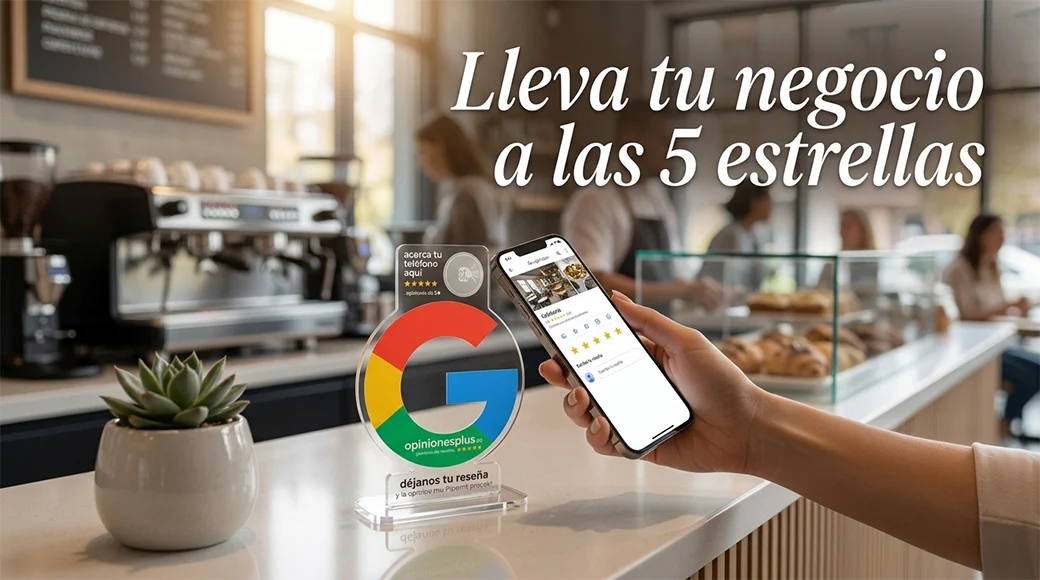 Mano sosteniendo un smartphone frente a un dispositivo de metacrilato transparente de OpinionesPlus en el mostrador de una cafetería, con el texto superpuesto 'Lleva tu negocio a las 5 estrellas'. Google My Business