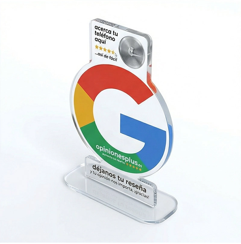Expositor NFC para Reseñas de Google My Business. Dispositivo de metacrilato transparente de OpinionesPlus indicando de forma gráfica el montaje del disco o chip NFC en la parte superior.